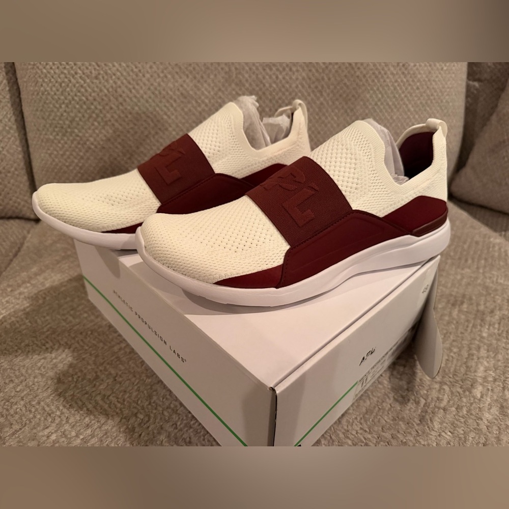 Athletic Propulsion Labs Premium Mens Shoe 11
APL
IVORY AND cranberry